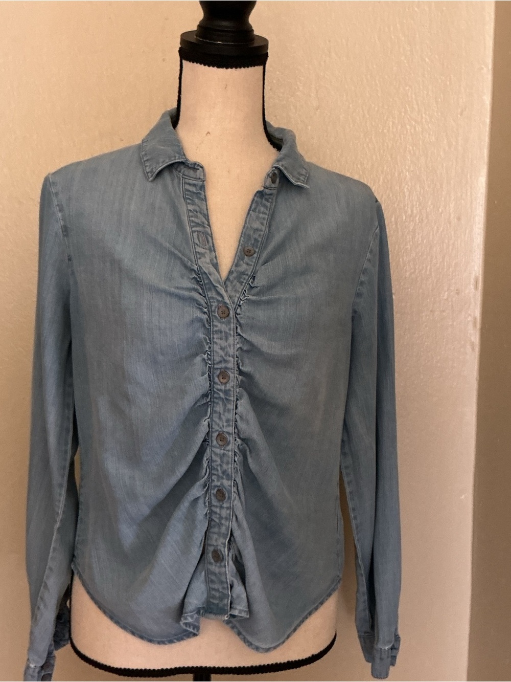 cloth & stone Light Blue Ruched-Front Chambray Button-Down - Picture 12 of 12